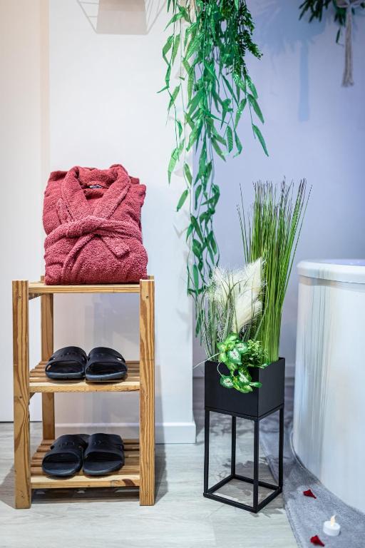 Suite L'echappee - Maison romantique - SPA & Sauna Privatif- Pole Dance - Lit rond avec miroir au plafond - Pézarches34 de Suite L'echappee - Maison romantique - SPA & Sauna Privatif- Pole Dance - Lit rond avec miroir au plafond
