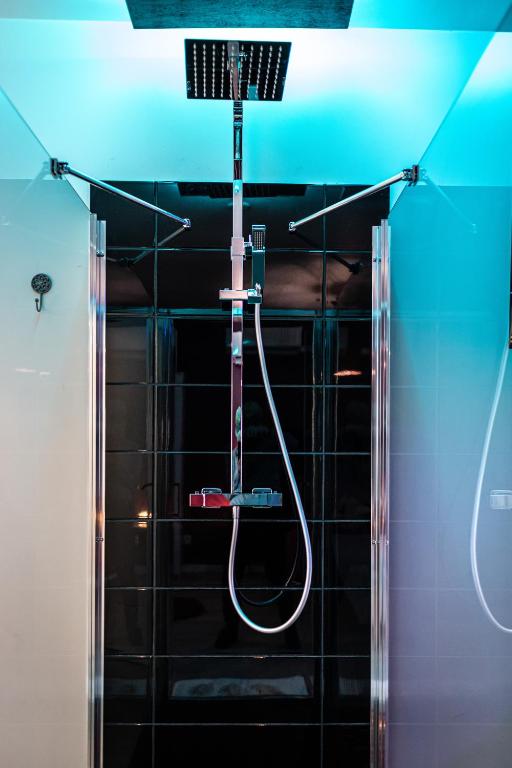 Suite L'echappee - Maison romantique - SPA & Sauna Privatif- Pole Dance - Lit rond avec miroir au plafond - Pézarches13 de Suite L'echappee - Maison romantique - SPA & Sauna Privatif- Pole Dance - Lit rond avec miroir au plafond
