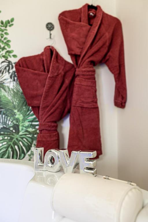 Suite L'echappee - Maison romantique - SPA & Sauna Privatif- Pole Dance - Lit rond avec miroir au plafond - Pézarches10 de Suite L'echappee - Maison romantique - SPA & Sauna Privatif- Pole Dance - Lit rond avec miroir au plafond
