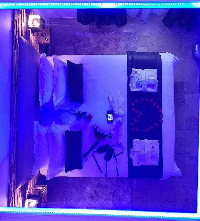 Loveroom La Garçonn'Hyères - Hyères13 de Loveroom La Garçonn'Hyères
