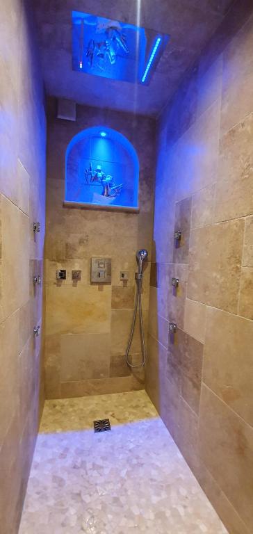 Loveroom La Garçonn'Hyères - Hyères11 de Loveroom La Garçonn'Hyères
