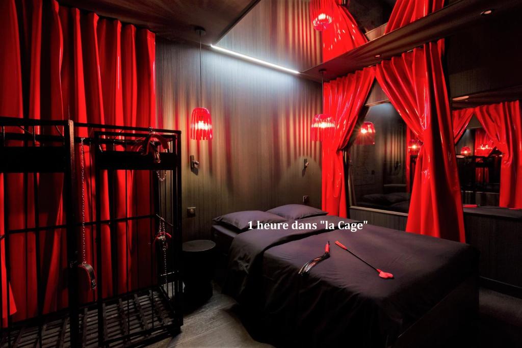 Love Hôtel avec nuit insolite au Dandy et Jacuzzi privatisé - Paris