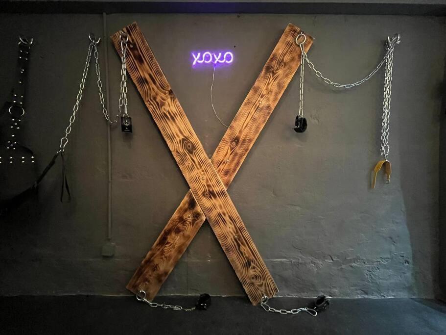 Les 50 nuances de rouge LOVEROOM - Souppes-sur-Loing4 de Les 50 nuances de rouge LOVEROOM
