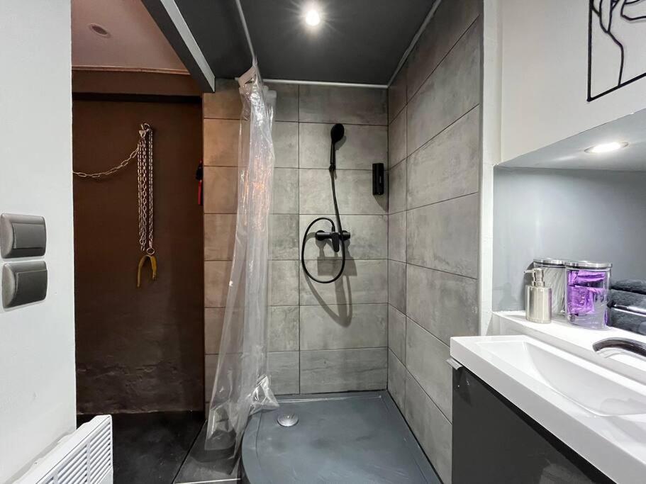 Les 50 nuances de rouge LOVEROOM - Souppes-sur-Loing11 de Les 50 nuances de rouge LOVEROOM
