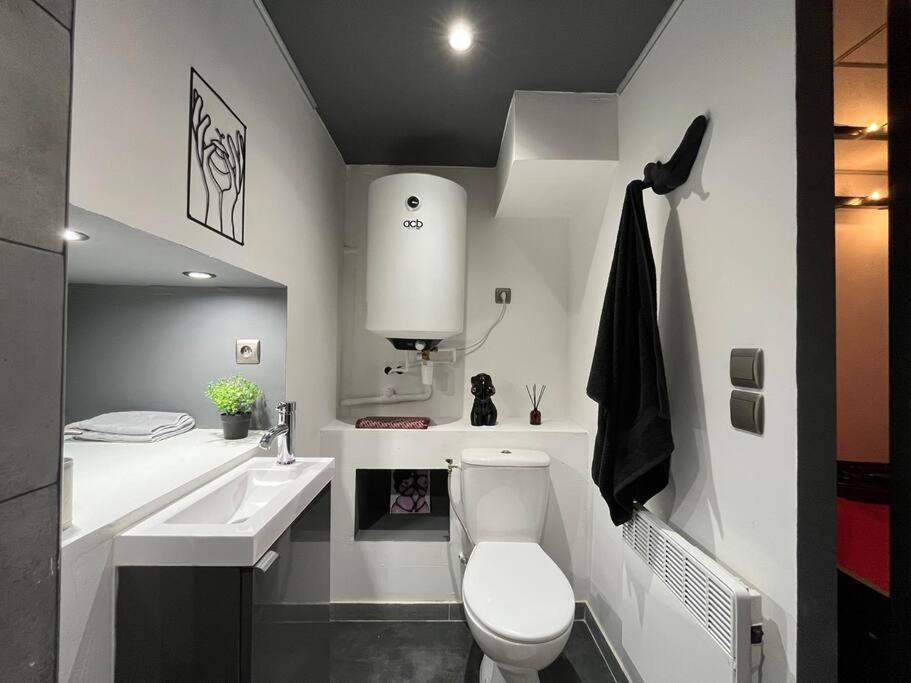 Les 50 nuances de rouge LOVEROOM - Souppes-sur-Loing7 de Les 50 nuances de rouge LOVEROOM
