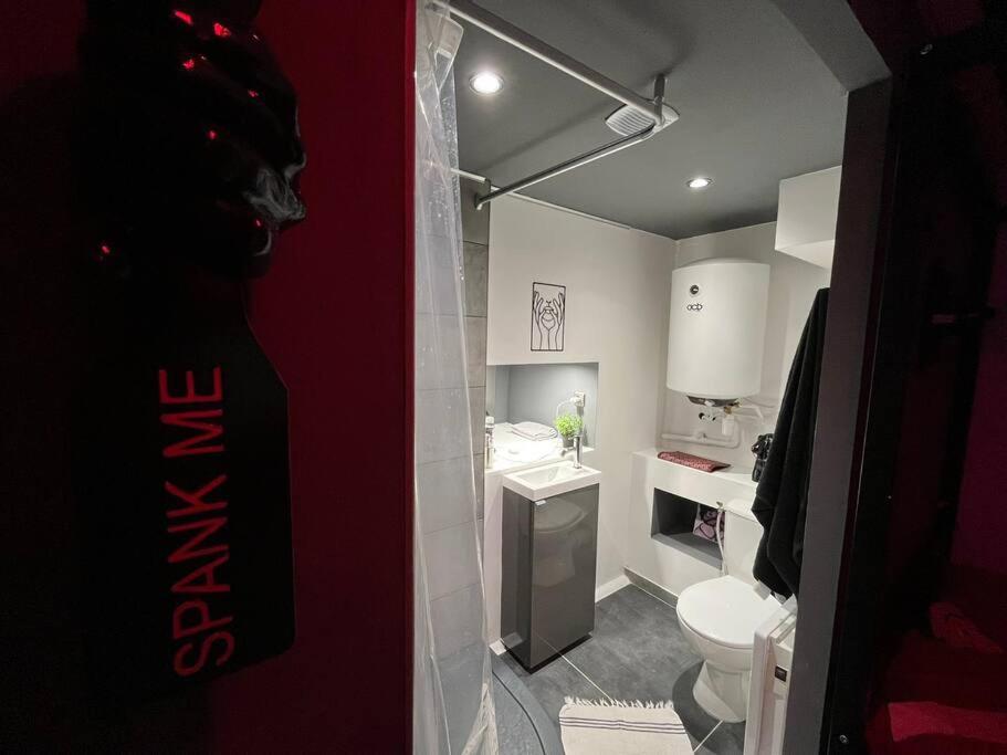 Les 50 nuances de rouge LOVEROOM - Souppes-sur-Loing8 de Les 50 nuances de rouge LOVEROOM
