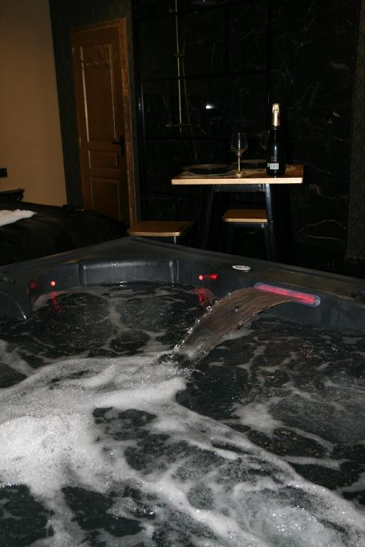 Désirs d'une nuit - Loveroom jacuzzi - Cagny20 de Désirs d'une nuit - Loveroom jacuzzi

