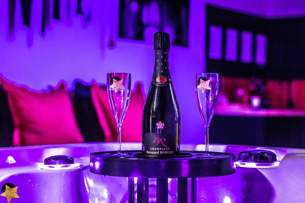 Loveroom Very Good Trip chambre avec jacuzzi privatif - Staple28 de Loveroom Very Good Trip chambre avec jacuzzi privatif
