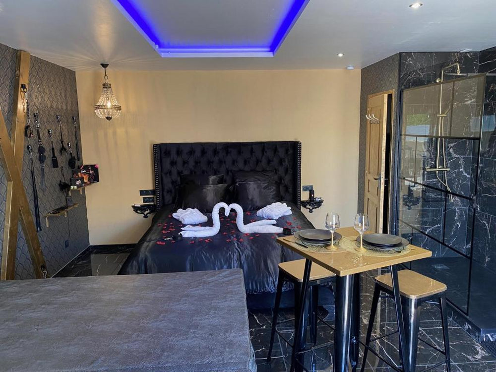 Désirs d'une nuit - Loveroom jacuzzi - Cagny32 de Désirs d'une nuit - Loveroom jacuzzi
