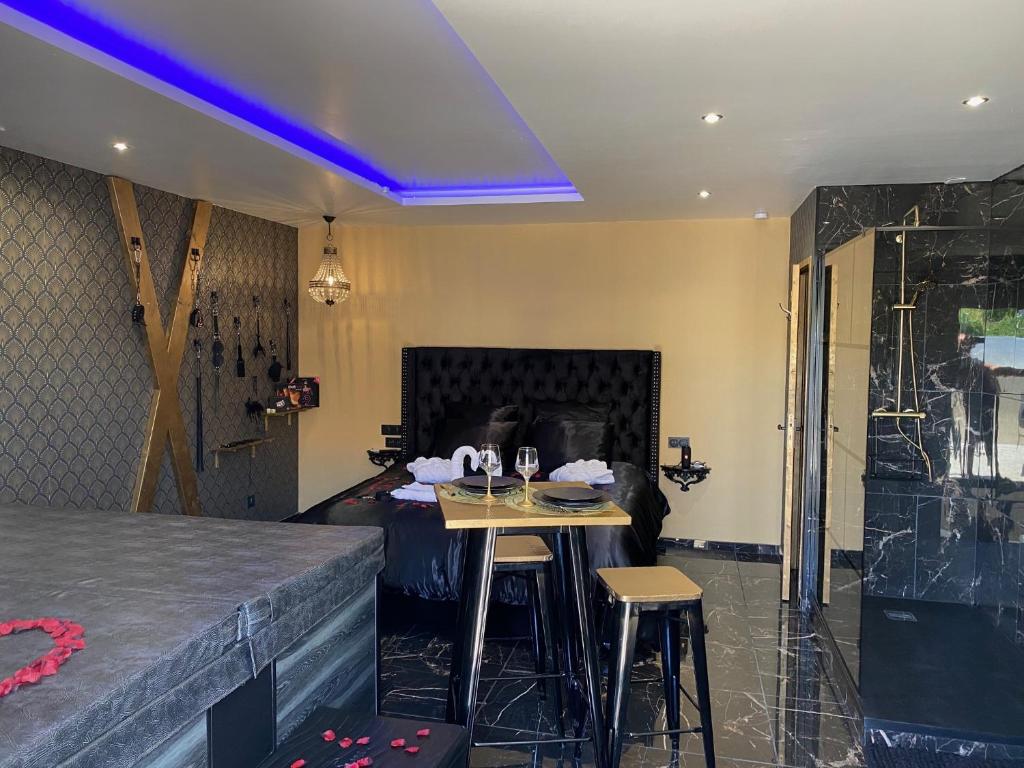 Désirs d'une nuit - Loveroom jacuzzi - CagnyDésirs d'une nuit - Loveroom jacuzzi
