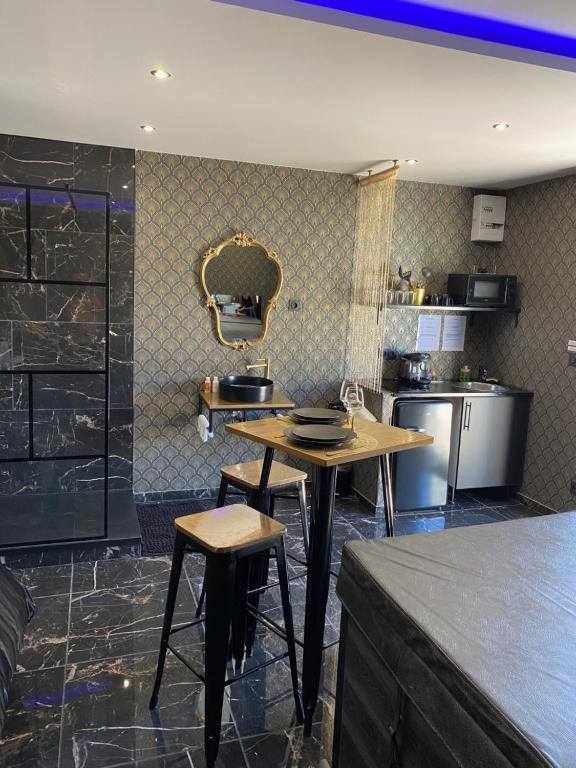 Désirs d'une nuit - Loveroom jacuzzi - Cagny33 de Désirs d'une nuit - Loveroom jacuzzi
