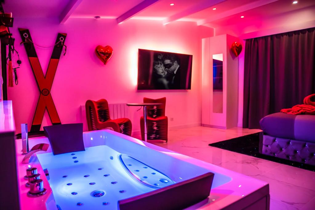 SECRET SUITE "Mr Grey" - Jacuzzi privatif - Gare RER C - Proche Paris - Brétigny-sur-Orge