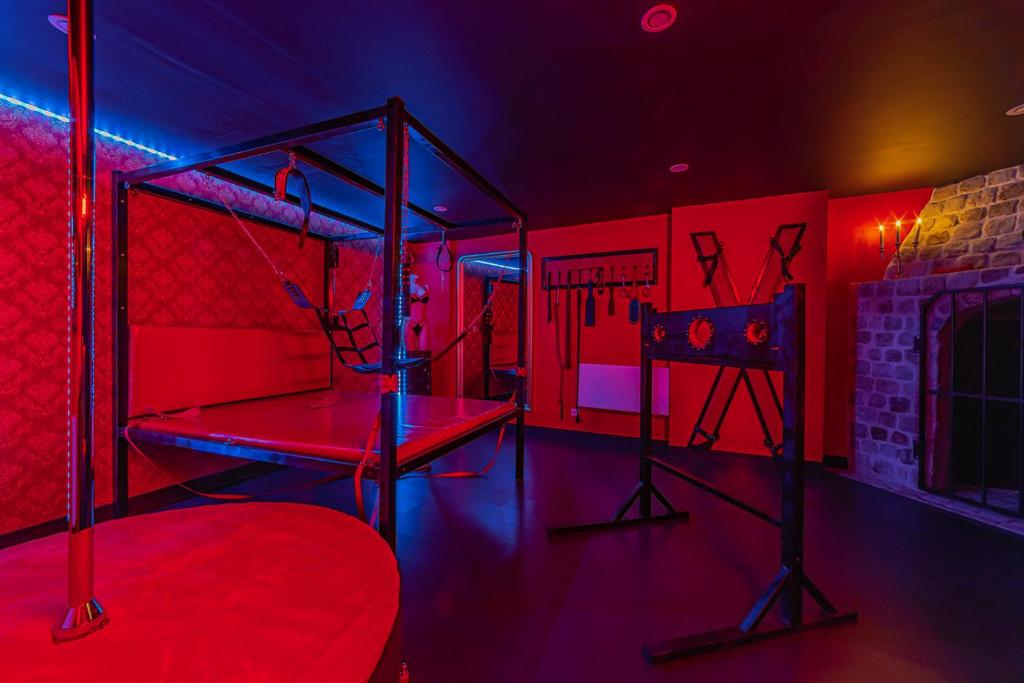 Playroom XXL Loft LOVE Room avec Espace spa Terrasse vue sur les toits Salle de jeux pour adultes Libourne centre 10 min de St Emilion Proche Bordeaux - LibournePlayroom XXL Loft LOVE Room avec Espace spa Terrasse vue sur les toits Salle de jeux pour adultes Libourne centre 10 min de St Emilion Proche Bordeaux
