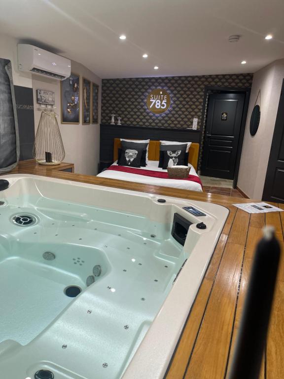 SUITE 785 Chambre Jacuzzi Sauna - Montauban13 de SUITE 785 Chambre Jacuzzi Sauna
