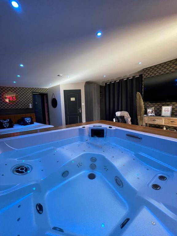 SUITE 785 Chambre Jacuzzi Sauna - Montauban8 de SUITE 785 Chambre Jacuzzi Sauna
