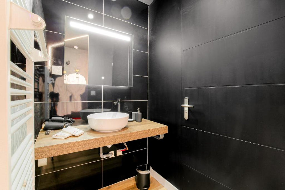 L'Interdit Suite Luxe Romantique Spa Balneo Sauna Hammam - Serrières9 de L'Interdit Suite Luxe Romantique Spa Balneo Sauna Hammam
