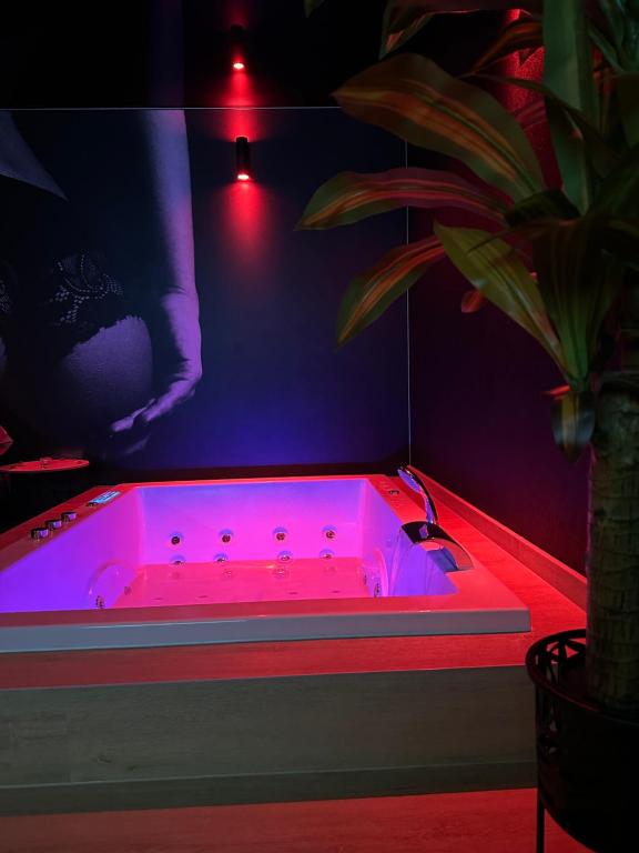 Red Room by Loveroomeo - Pontarlier1 de Red Room by Loveroomeo
