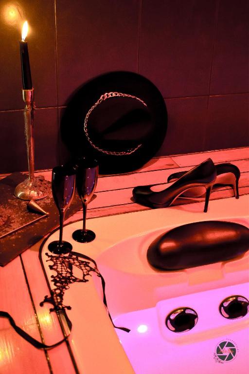 SUITE 785 Chambre Jacuzzi Sauna - Montauban11 de SUITE 785 Chambre Jacuzzi Sauna
