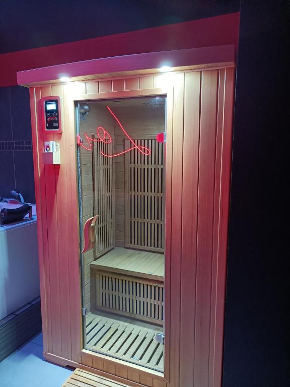 Appartement balnéo et sauna privés The Red Room - Mauguio9 de Appartement balnéo et sauna privés The Red Room
