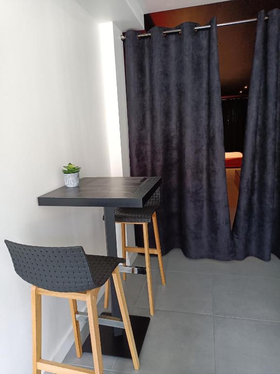 Appartement balnéo et sauna privés The Red Room - Mauguio14 de Appartement balnéo et sauna privés The Red Room
