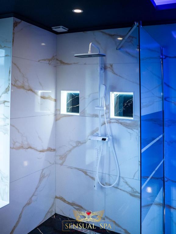 Sensual SPA- Love ROOM Jacuzzi Hammam Terrasse - Nancy6 de Sensual SPA- Love ROOM Jacuzzi Hammam Terrasse
