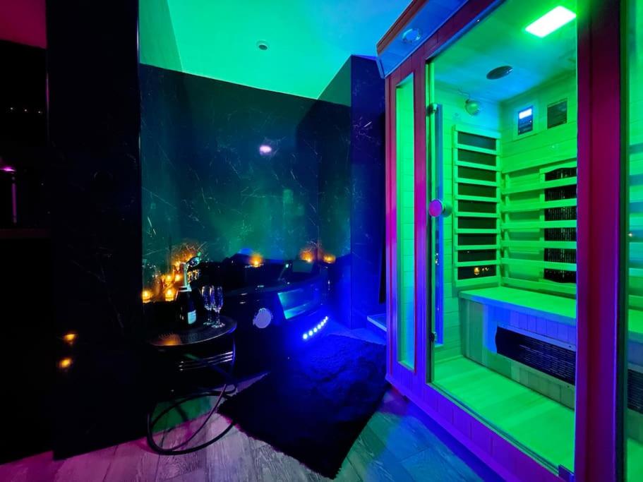 Love Room Le Baroque / Jacuzzi / Sauna - Château-Landon