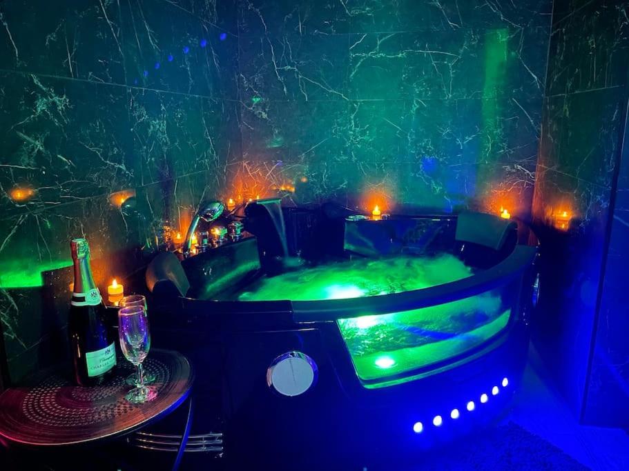 Love Room Le Baroque / Jacuzzi / Sauna - Château-LandonLove Room Le Baroque / Jacuzzi / Sauna
