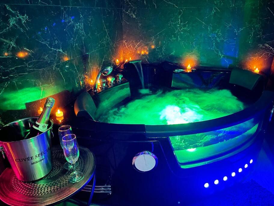 Love Room Le Baroque / Jacuzzi / Sauna - Château-Landon6 de Love Room Le Baroque / Jacuzzi / Sauna
