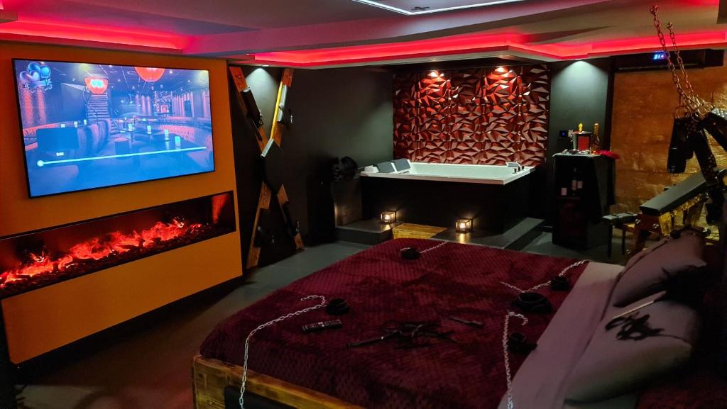 LOVEROOM "Des Chaines Les Passions" - BargemonLOVEROOM "Des Chaines Les Passions"
