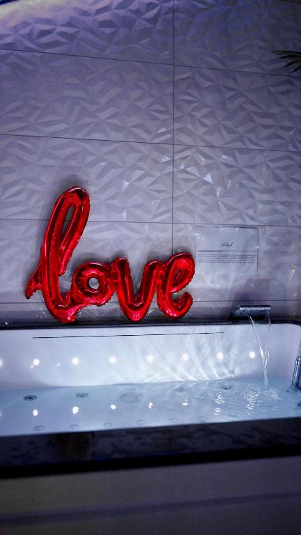 L'Interdit Suite Luxe Romantique Spa Balneo Sauna Hammam - Serrières13 de L'Interdit Suite Luxe Romantique Spa Balneo Sauna Hammam
