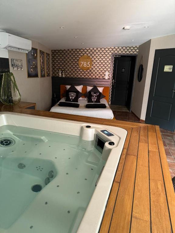 SUITE 785 Chambre Jacuzzi Sauna - Montauban23 de SUITE 785 Chambre Jacuzzi Sauna
