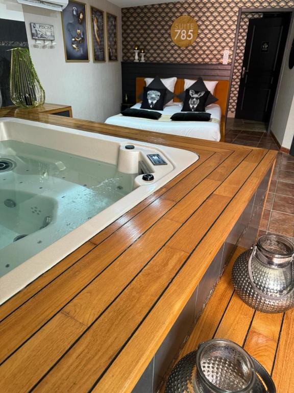 SUITE 785 Chambre Jacuzzi Sauna - Montauban45 de SUITE 785 Chambre Jacuzzi Sauna
