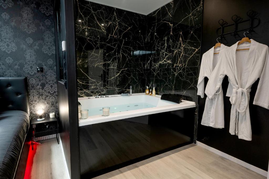 * Love Room jacuzzi * - Aubie-et-Espessas* Love Room jacuzzi *
