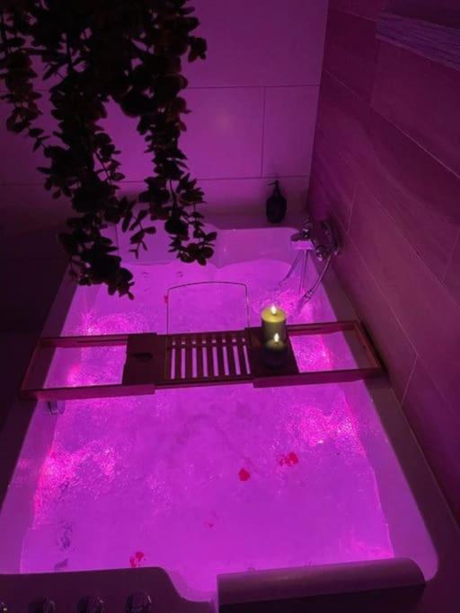 Love Room : Lovely Room 61 - Saint-Clair-de-Halouze36 de Love Room : Lovely Room 61
