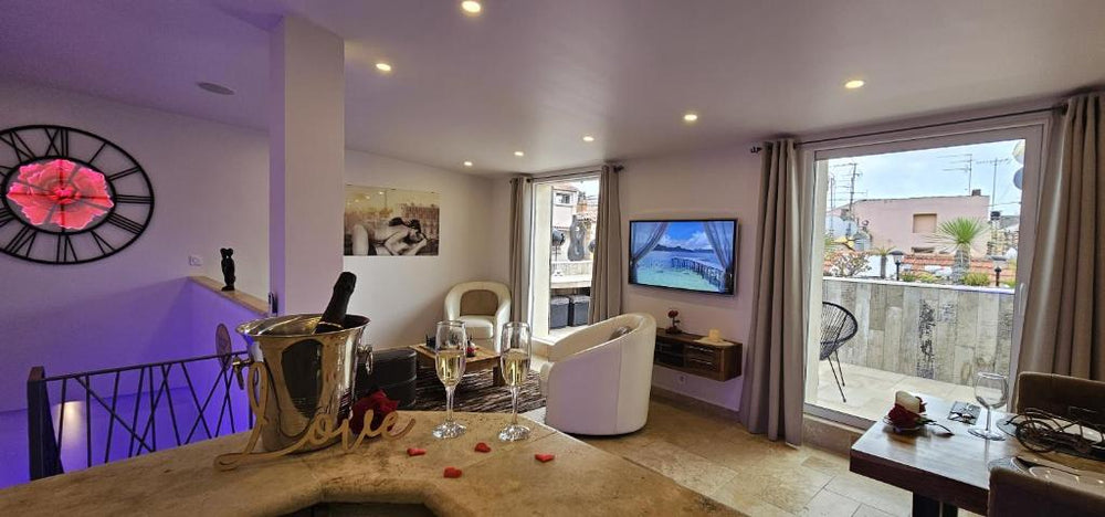 Loveroom La Garçonn'Hyères - Hyères29 de Loveroom La Garçonn'Hyères
