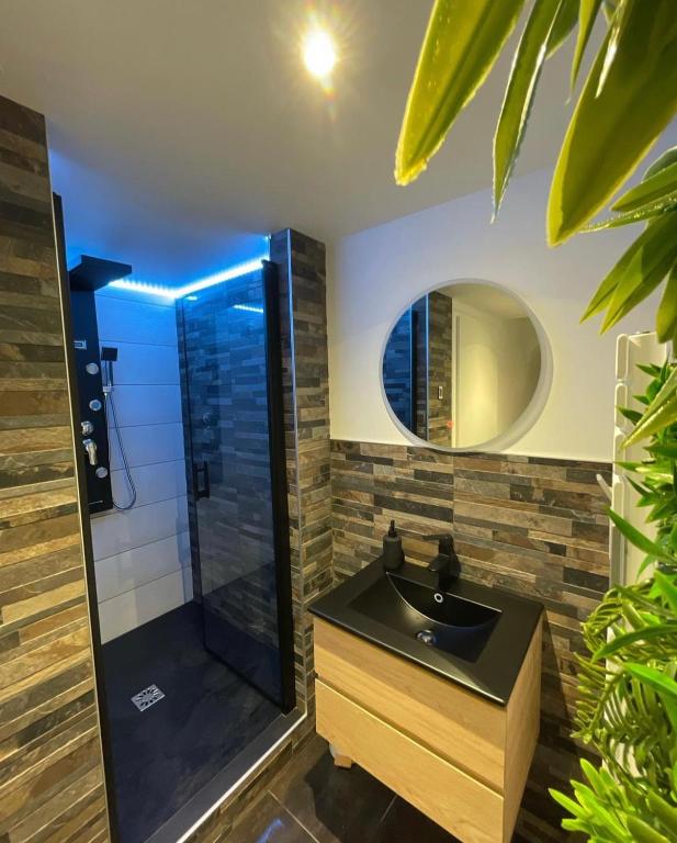 Love room: Aux plaisirs des sens jacuzzi privé - Barr6 de Love room: Aux plaisirs des sens jacuzzi privé
