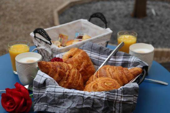 Love Room Une Pause à Deux - Jacuzzi - Chambre Secrète - Château-Landon19 de Love Room Une Pause à Deux - Jacuzzi - Chambre Secrète
