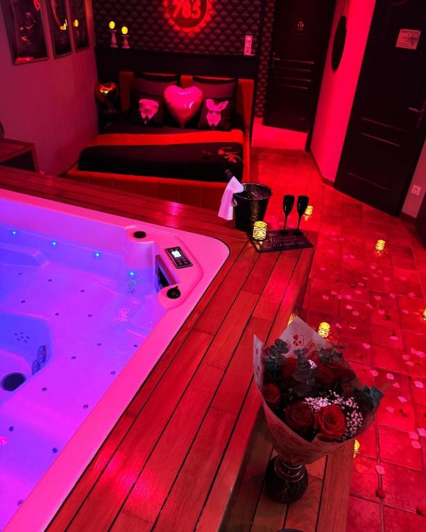 SUITE 785 Chambre Jacuzzi Sauna - Montauban4 de SUITE 785 Chambre Jacuzzi Sauna
