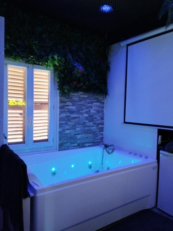 la love interdite chez love room Toulon - Toulon10 de la love interdite chez love room Toulon
