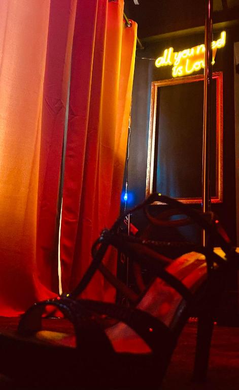 la love interdite chez love room Toulon - Toulon16 de la love interdite chez love room Toulon
