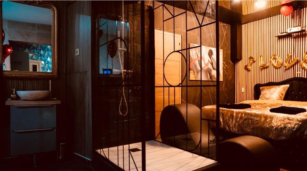 Loveroom 50 nuances de bulles jacuzzi et sauna privatif - LensLoveroom 50 nuances de bulles jacuzzi et sauna privatif
