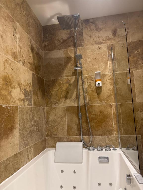 Romantisme et glamour avec spa ,jardin proche zénith - Dijon26 de Romantisme et glamour avec spa ,jardin proche zénith
