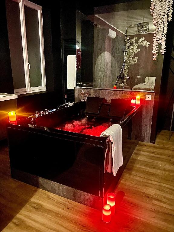 Suite romantique avec Balneo et jeux coquins - Roanne15 de Suite romantique avec Balneo et jeux coquins
