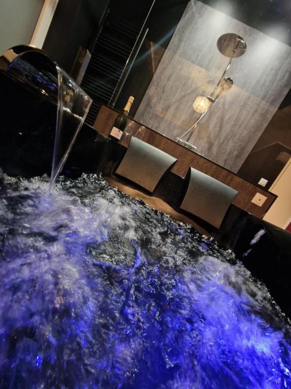 Suite romantique avec Balneo et jeux coquins - Roanne17 de Suite romantique avec Balneo et jeux coquins
