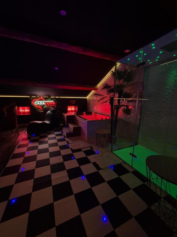 L'Interdit Suite Luxe Romantique Spa Balneo Sauna Hammam - Serrières4 de L'Interdit Suite Luxe Romantique Spa Balneo Sauna Hammam
