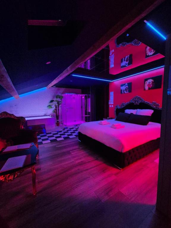 L'Interdit Suite Luxe Romantique Spa Balneo Sauna Hammam - Serrières17 de L'Interdit Suite Luxe Romantique Spa Balneo Sauna Hammam
