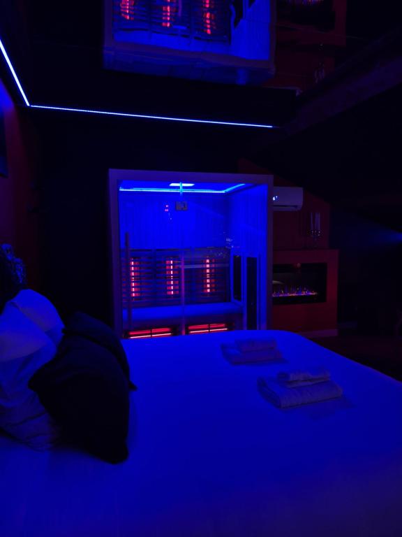 L'Interdit Suite Luxe Romantique Spa Balneo Sauna Hammam - Serrières5 de L'Interdit Suite Luxe Romantique Spa Balneo Sauna Hammam
