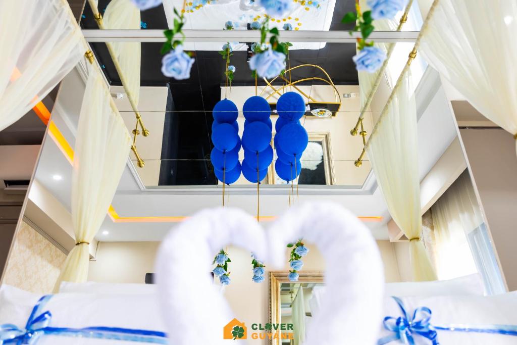 L'interdit Love Room - Miroir au plafond 2x2m - Cayenne