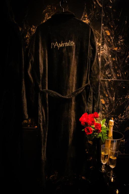 L'Aphrodite, Suite de LUXE - Love room - JACUZZI - Homécourt9 de L'Aphrodite, Suite de LUXE - Love room - JACUZZI
