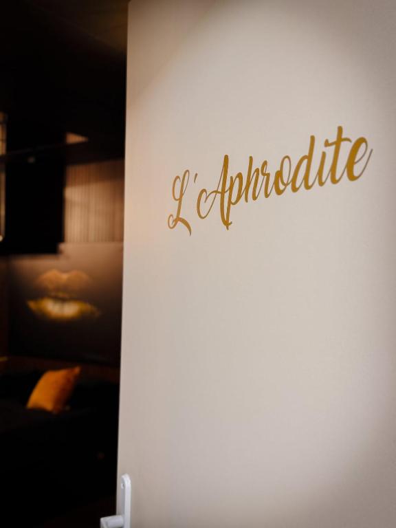 L'Aphrodite, Suite de LUXE - Love room - JACUZZI - Homécourt18 de L'Aphrodite, Suite de LUXE - Love room - JACUZZI
